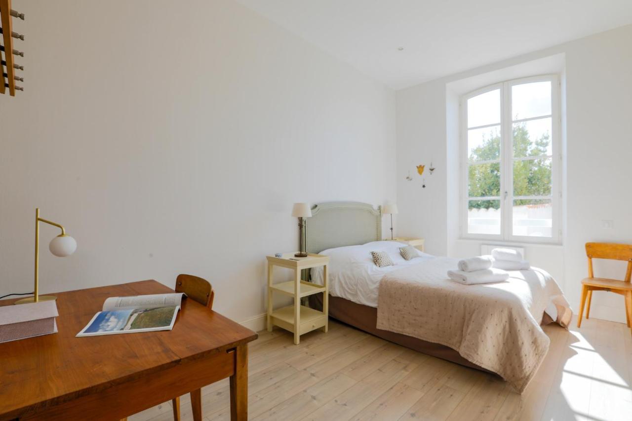 Duplex Joliment Decore Et Sa Cour Ensoleillee سان مارتن دو ر المظهر الخارجي الصورة