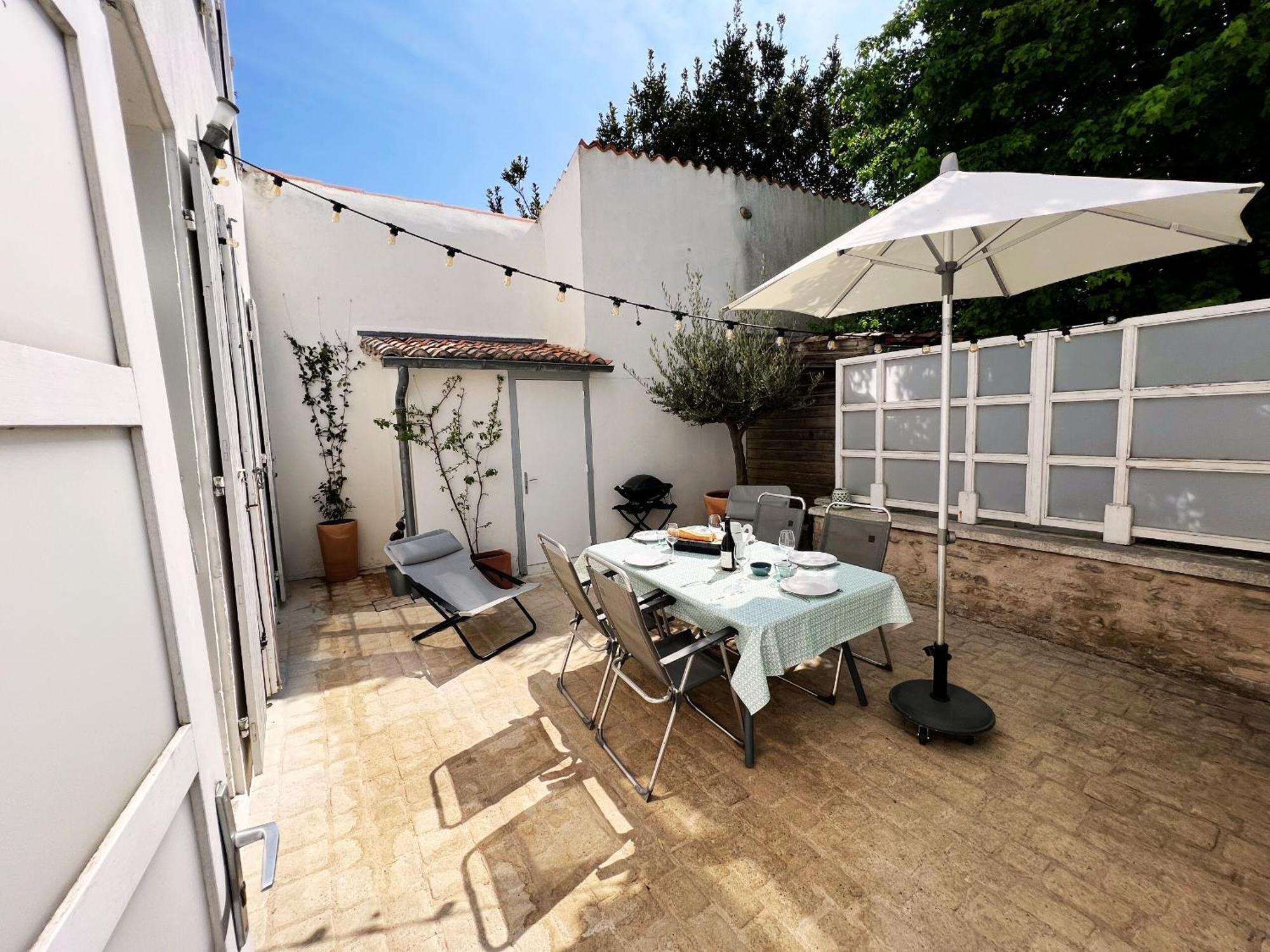 Duplex Joliment Decore Et Sa Cour Ensoleillee سان مارتن دو ر المظهر الخارجي الصورة